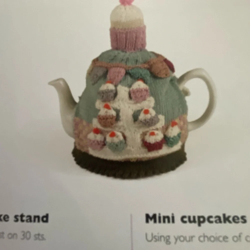 Adorable little book of patterns to knit tea cozies🧶 - Picture 12 of 14